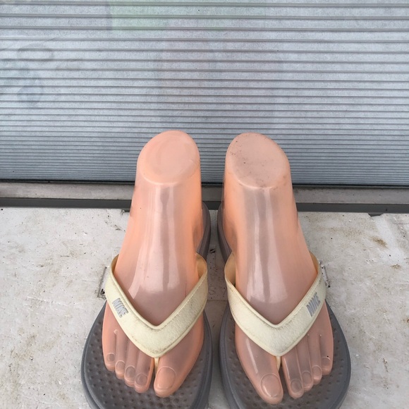 Nike Womens Cream and Gray Flip Flops sandals Size W6 - Picture 2 of 14